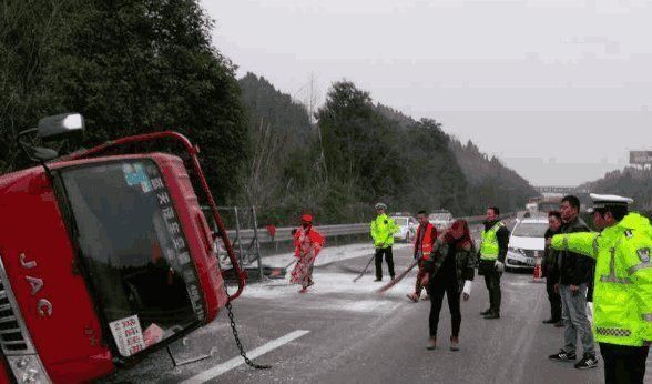 跑高速遇前面車急剎車咋辦？