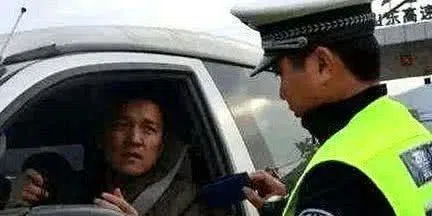 交警提示 雙閃新規已正式實行 再這樣一律扣3分