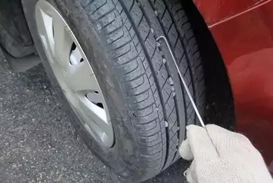 車主注意！這才是檢查輪胎的正確姿勢，4S店絕對沒教過你