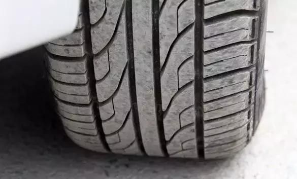 車主注意！這才是檢查輪胎的正確姿勢，4S店絕對沒教過你