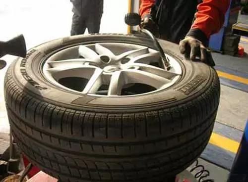 車主注意！這才是檢查輪胎的正確姿勢，4S店絕對沒教過你