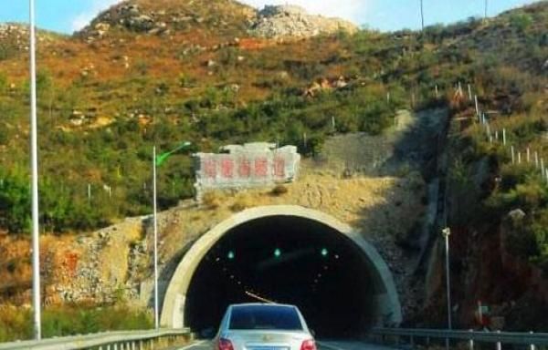進高速隧道 很多老司機都靠左側行駛？