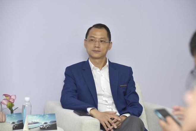 天際汽車首席營銷官（CMO）向東平正在接受采訪