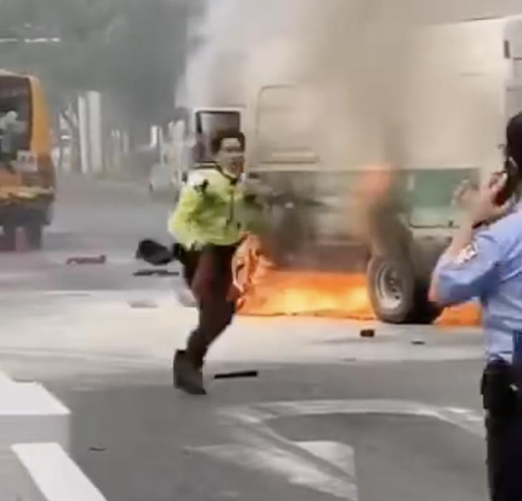 深圳電動貨車追尾起火 駕駛員被燒身亡 