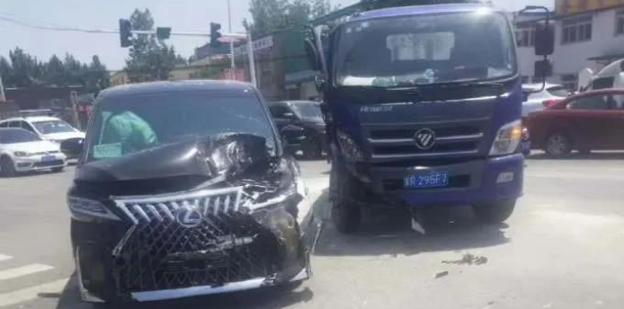 雷克薩斯LM遭遇國內(nèi)首撞 車主樂觀面對(duì)
