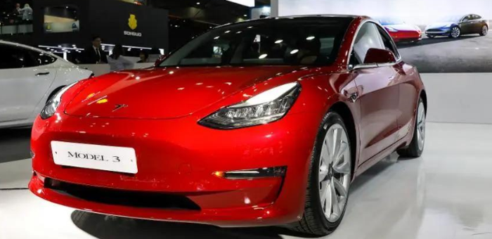 Model 3被曝充電蓋關不嚴 網友表示看著難受