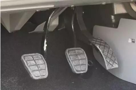 剎車/油門不靠在一起了？為什么不能這樣？
