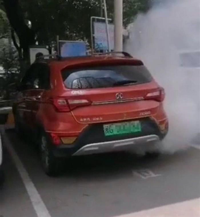 北汽新能源車充電站冒煙后爆炸 車體損毀嚴重