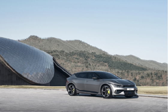 起亞向拉斐爾·納達爾交付首款電動汽車EV6