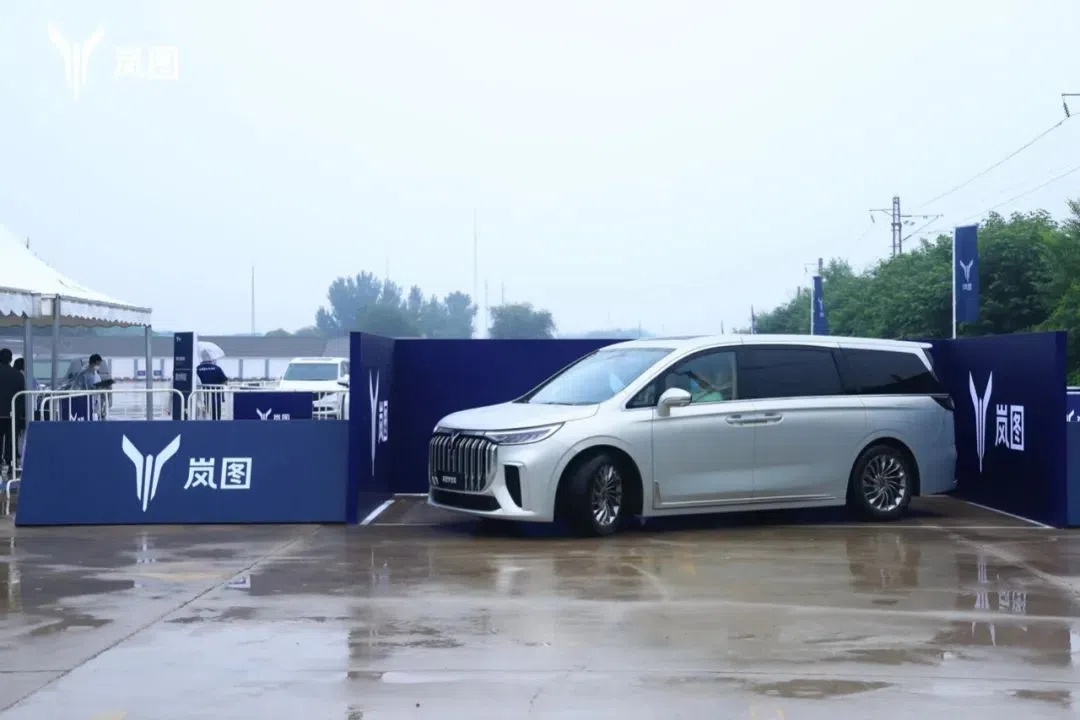 油與電的直面交鋒，嵐圖夢想家對比豐田賽那