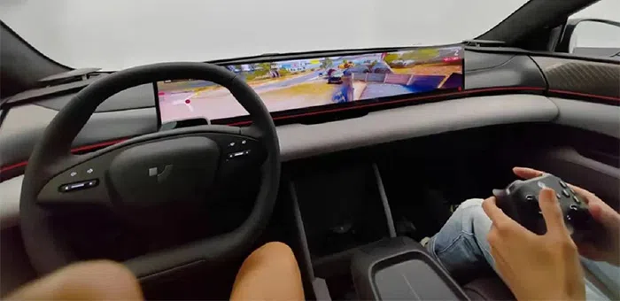 輕松與人自然交流 極越01把汽車機器人玩明白了