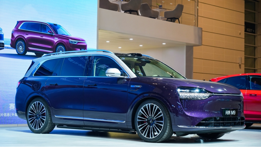 問界全系車型亮相天津車展 M9全新銀境紫色首秀
